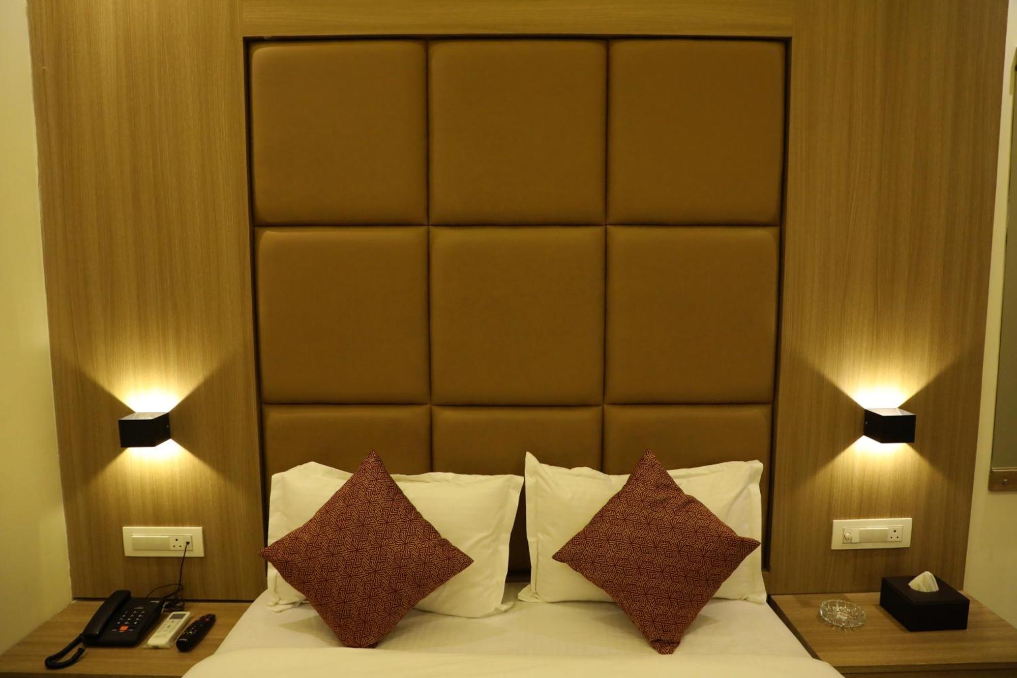 Hotel Bellamont Мумбаи Экстерьер фото