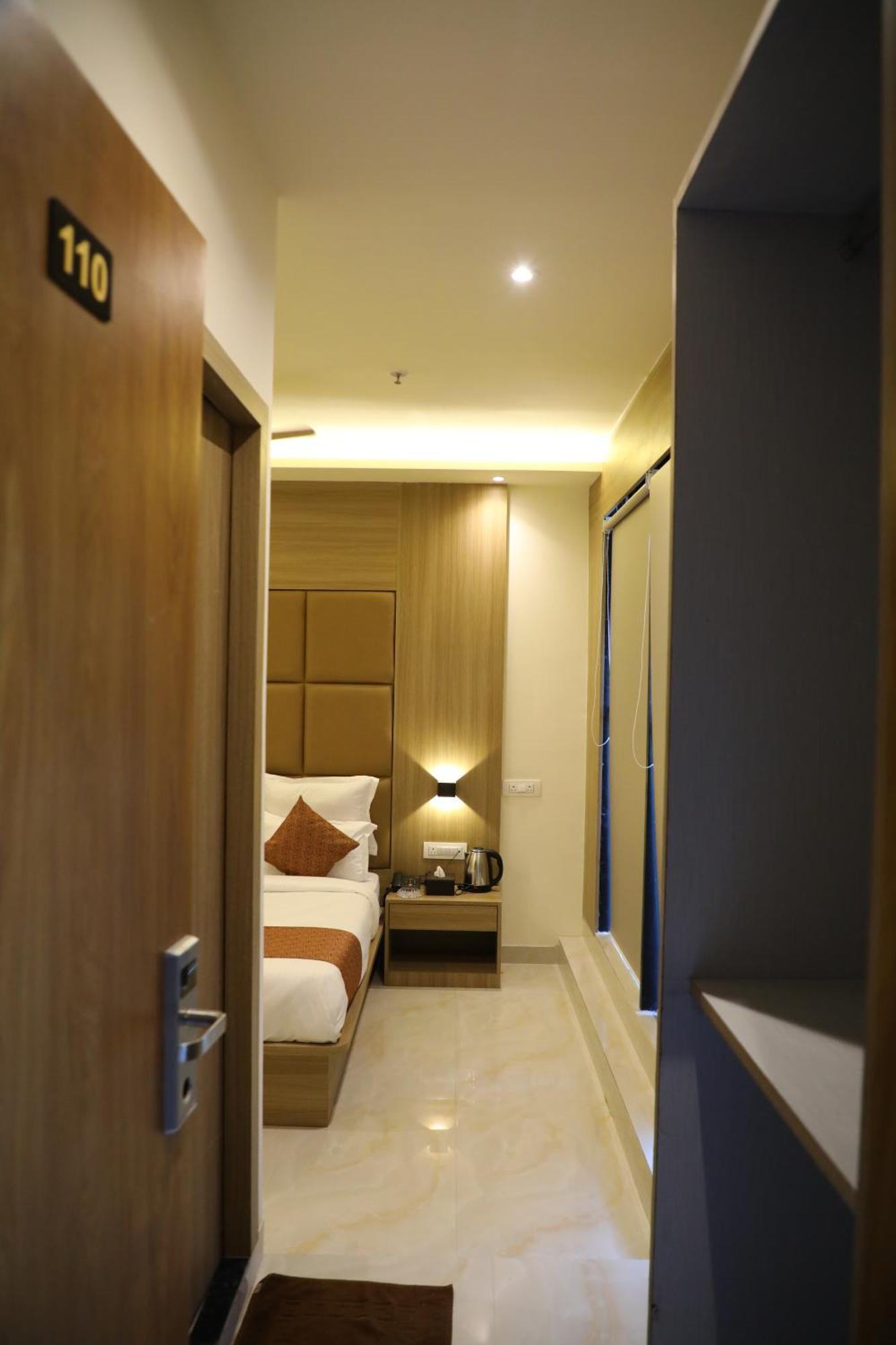 Hotel Bellamont Мумбаи Экстерьер фото